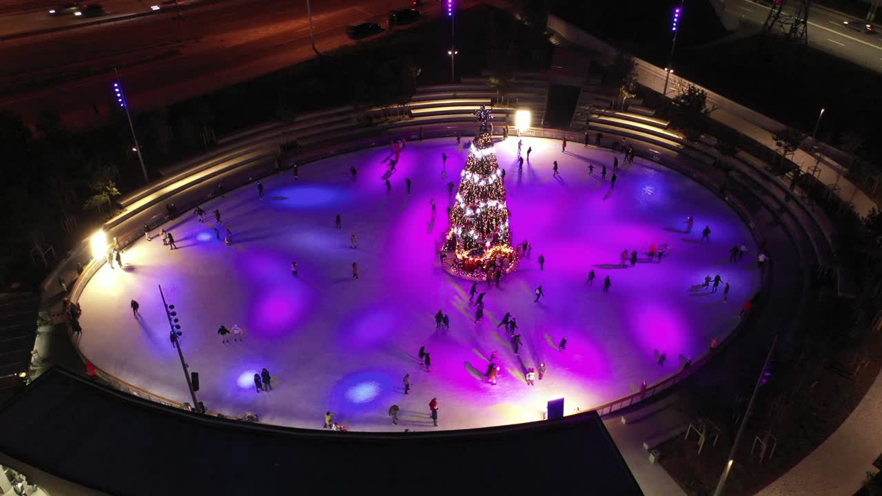 pista de patinaje sobre hielo con árbol de navidad por la noche