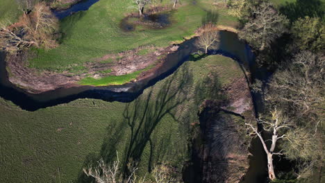 The-twisting-river-Arrow-running-through-the-winter-countryside-of-Warwickshire,-England