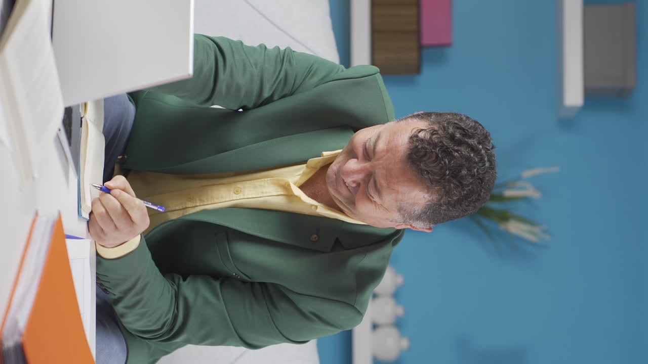 video vertical de un anciano trabajador de la oficina de casa feliz y sonriente.