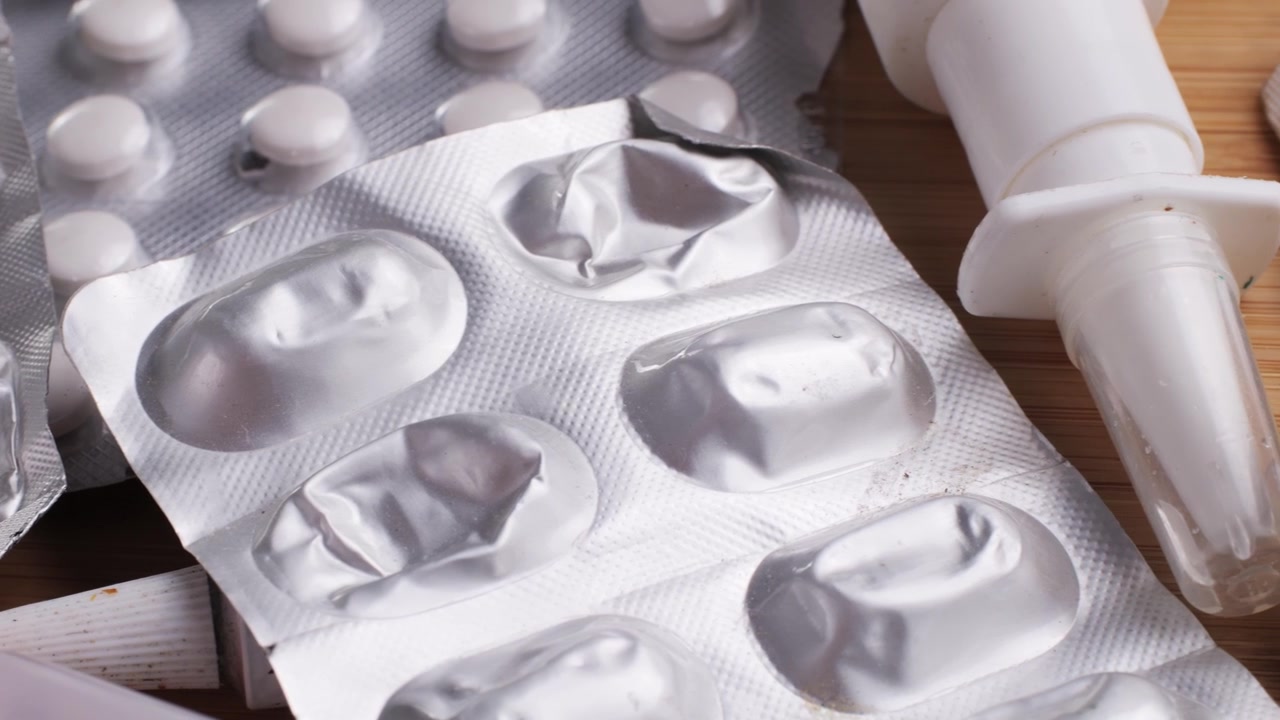 Primo piano di vari farmaci e blister vuoti