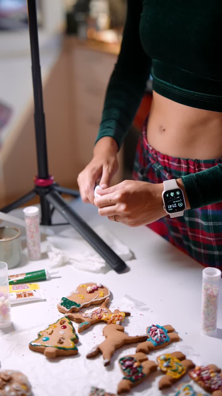 Decorating Christmas Gingerbread Cookies