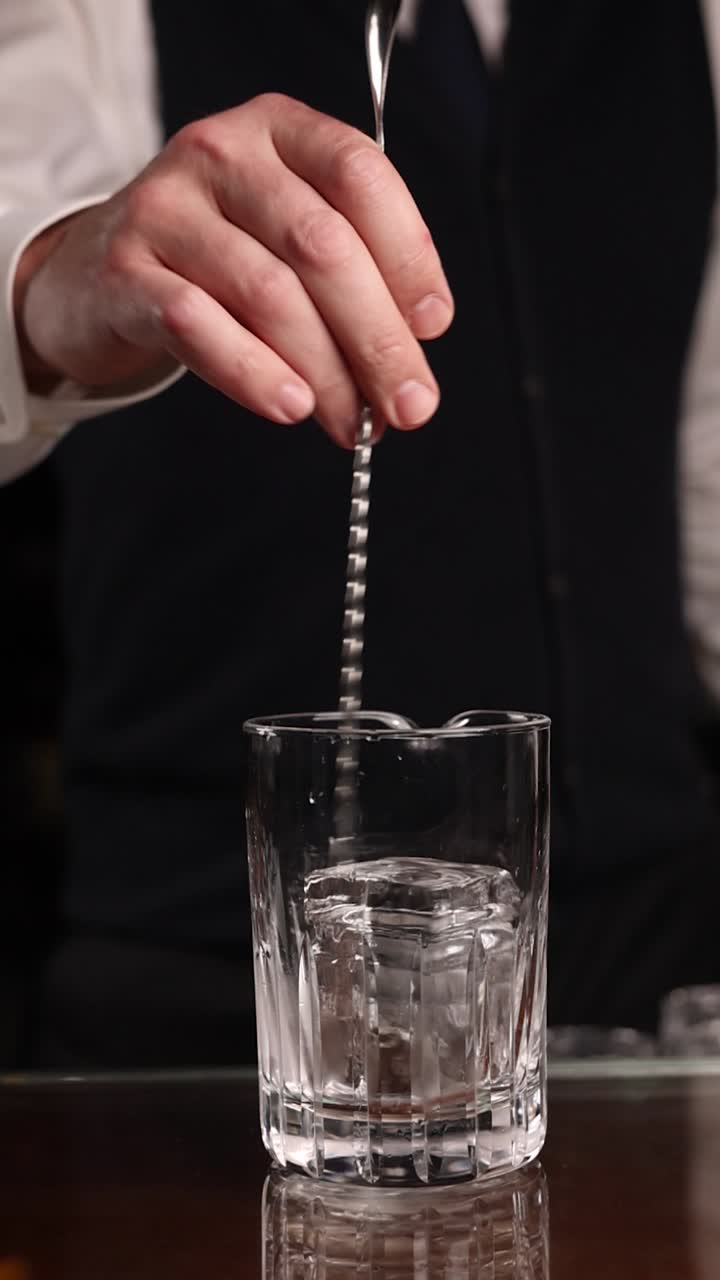 Bartender tilbereder en cocktail