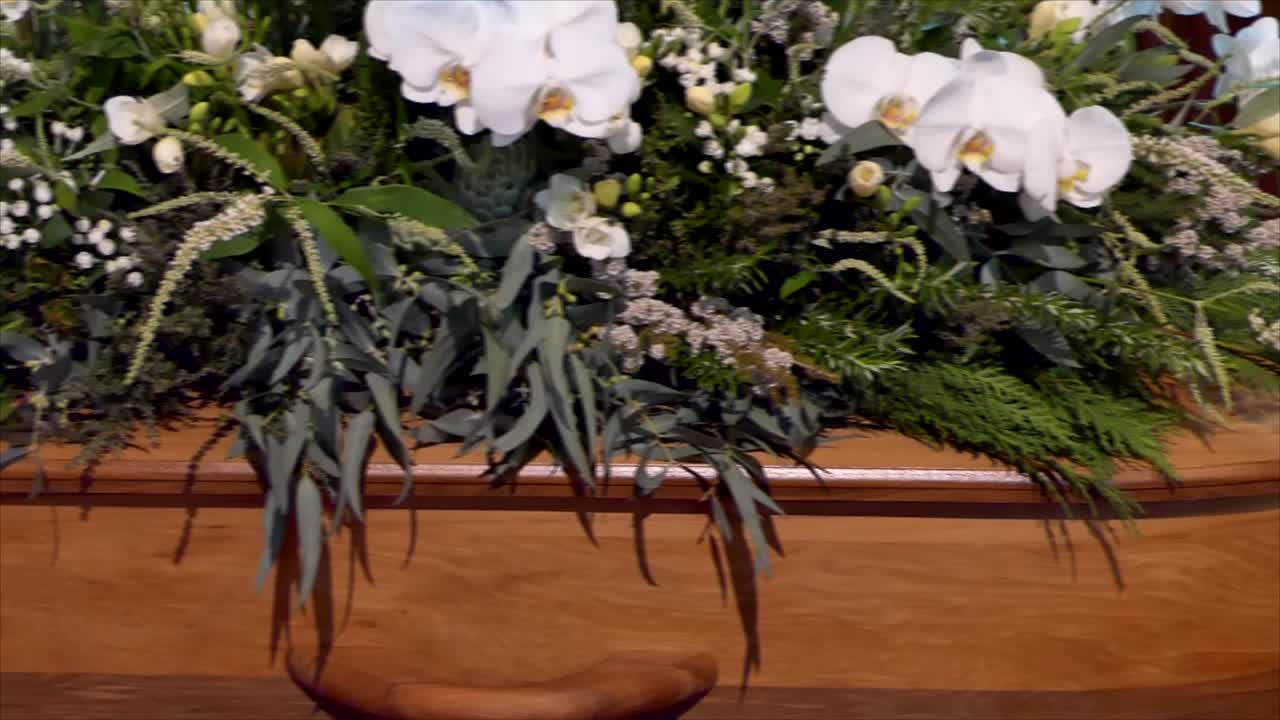 영구차나 예배당에 있는 장례식 관의 클로즈업 샷 또는 묘지의 매장