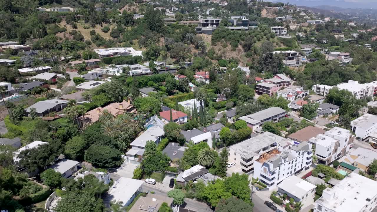 High-end homes in the famous &amp;quot;Bird Streets&amp;quot; of Hollywood Hills, California - aerial flyover