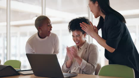 Unternehmen,-Frauen-Und-Applaus-Mit-Laptop