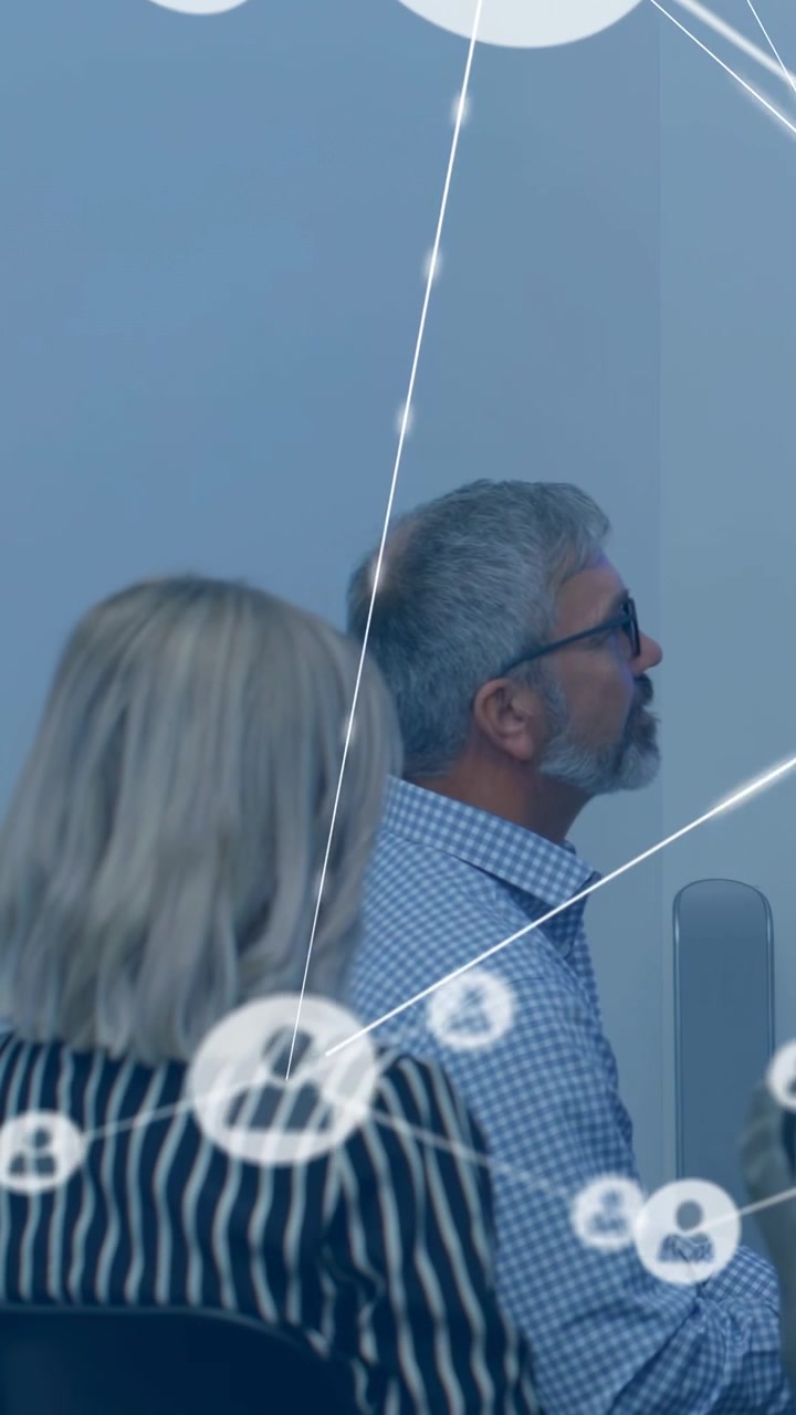 Video verticale: Presentatore che tocca lo schermo per lavoro, uomo anziano che osserva nodi intrecciarsi tra le sedie.