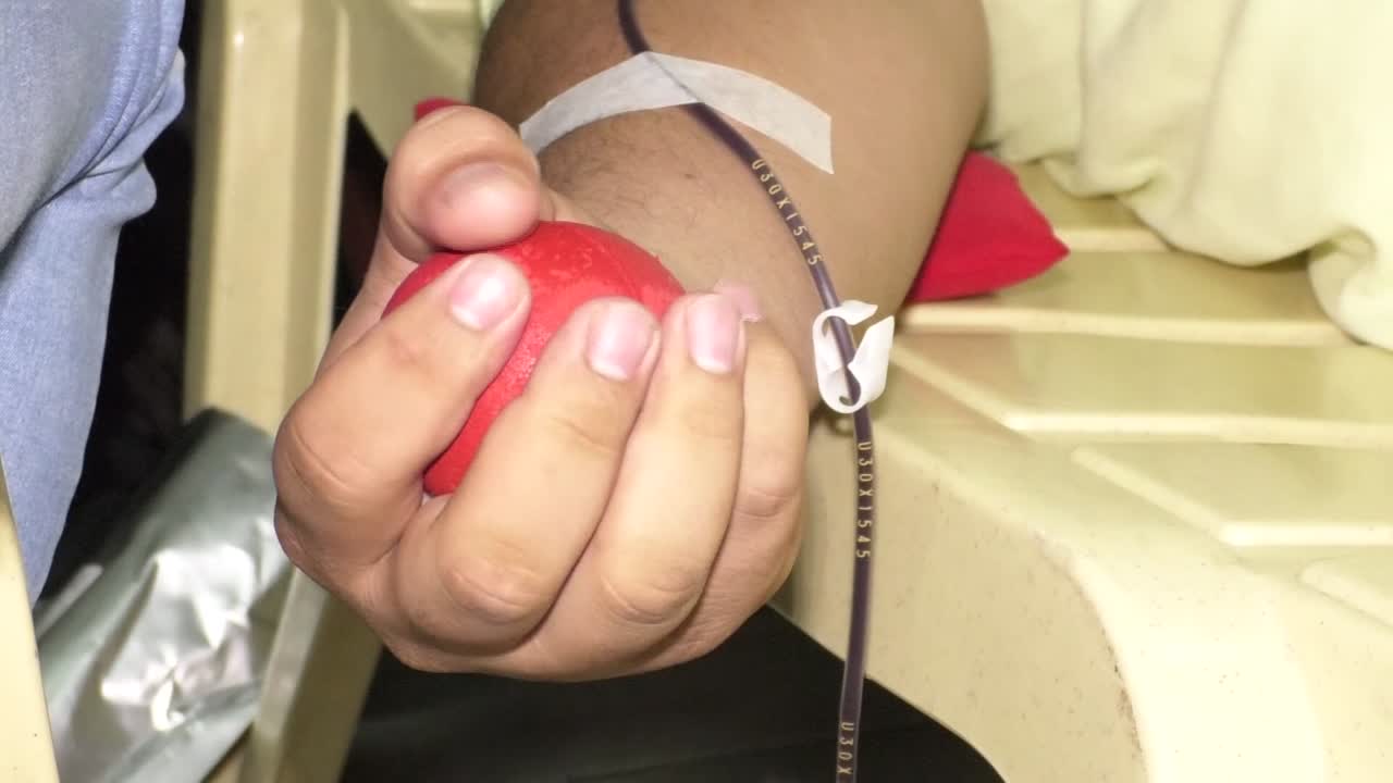Un volontario dona il sangue per beneficenza