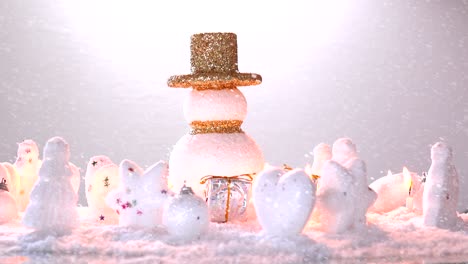 hombre de nieve en la nieve para el año nuevo o vacaciones de navidad internacional., en tiempo feliz, nieve cayendo rotación 360 grados alrededor de la vista en bucle capaz.