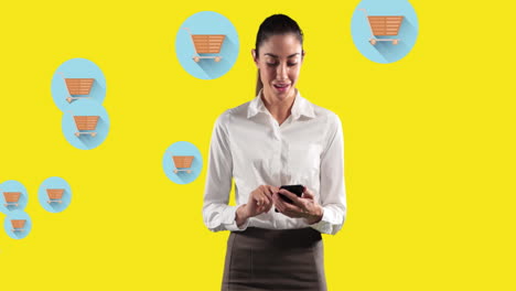 mujer usando un teléfono inteligente contra los iconos del carrito de compras sobre un fondo amarillo