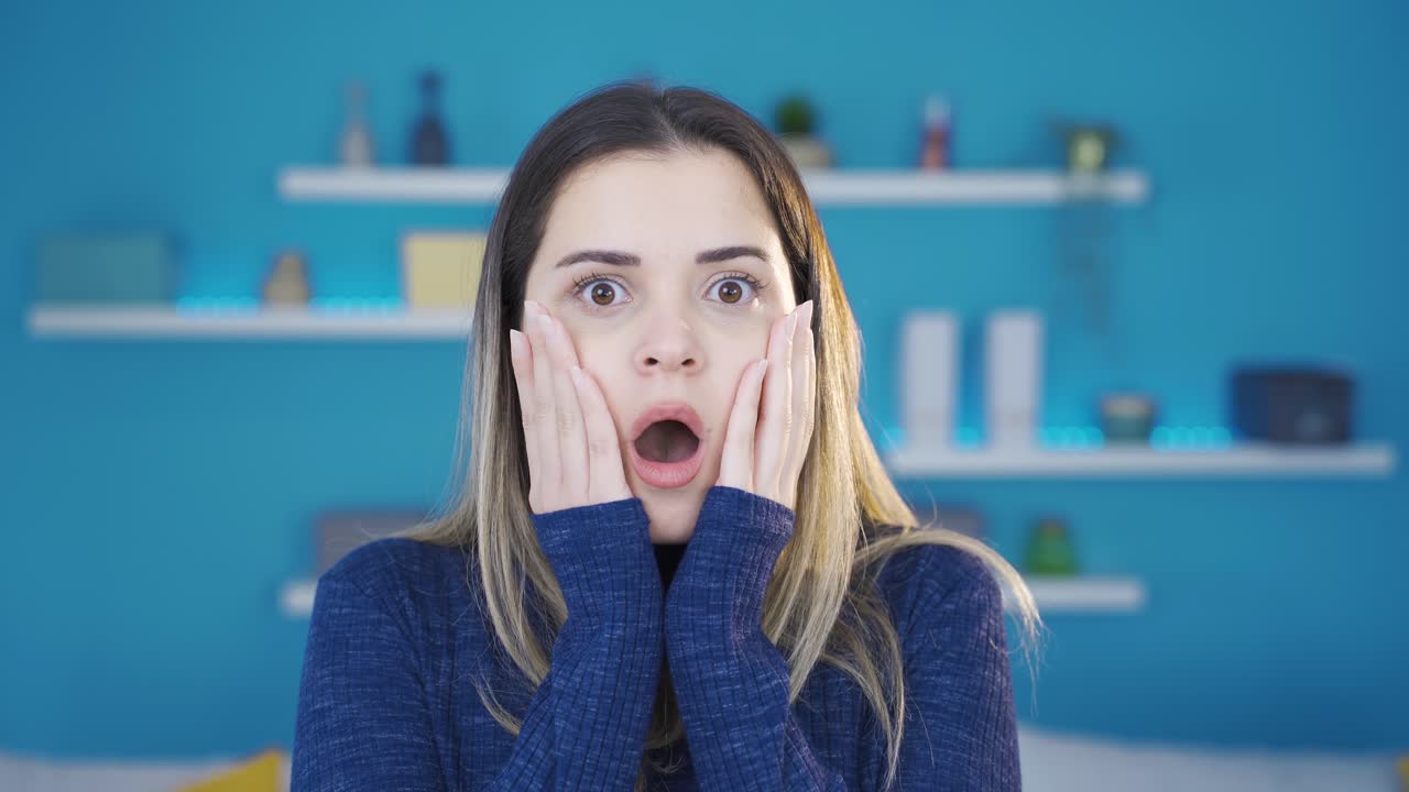 젊은 여자는  ⁇  놀랐다.