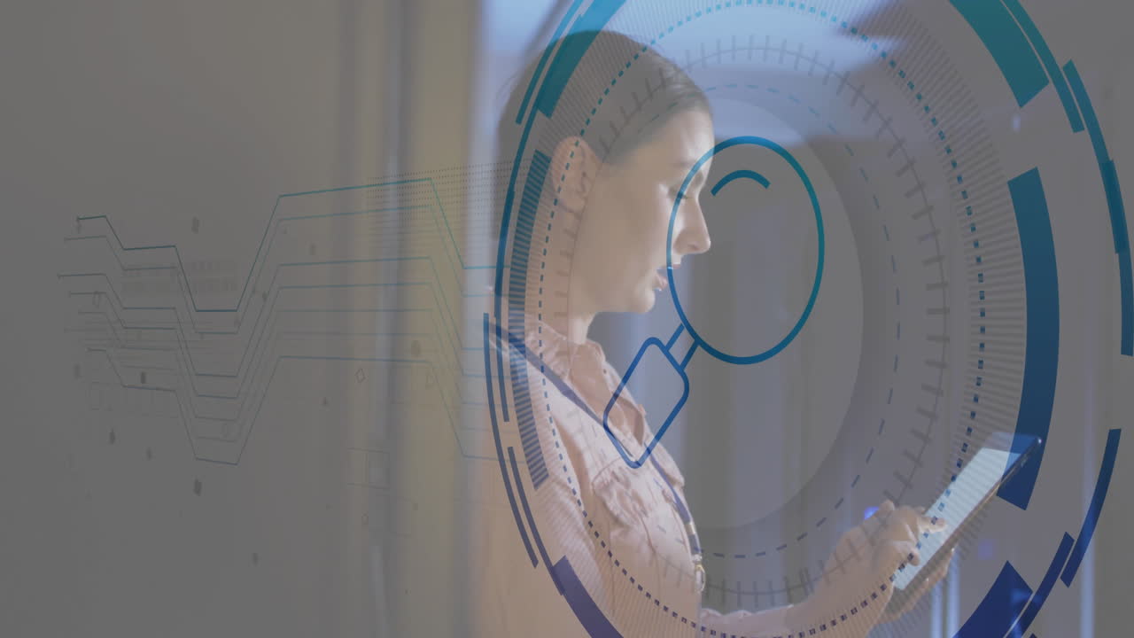 animación de lupa y procesamiento de datos sobre mujer de negocios caucásica por servidores informáticos