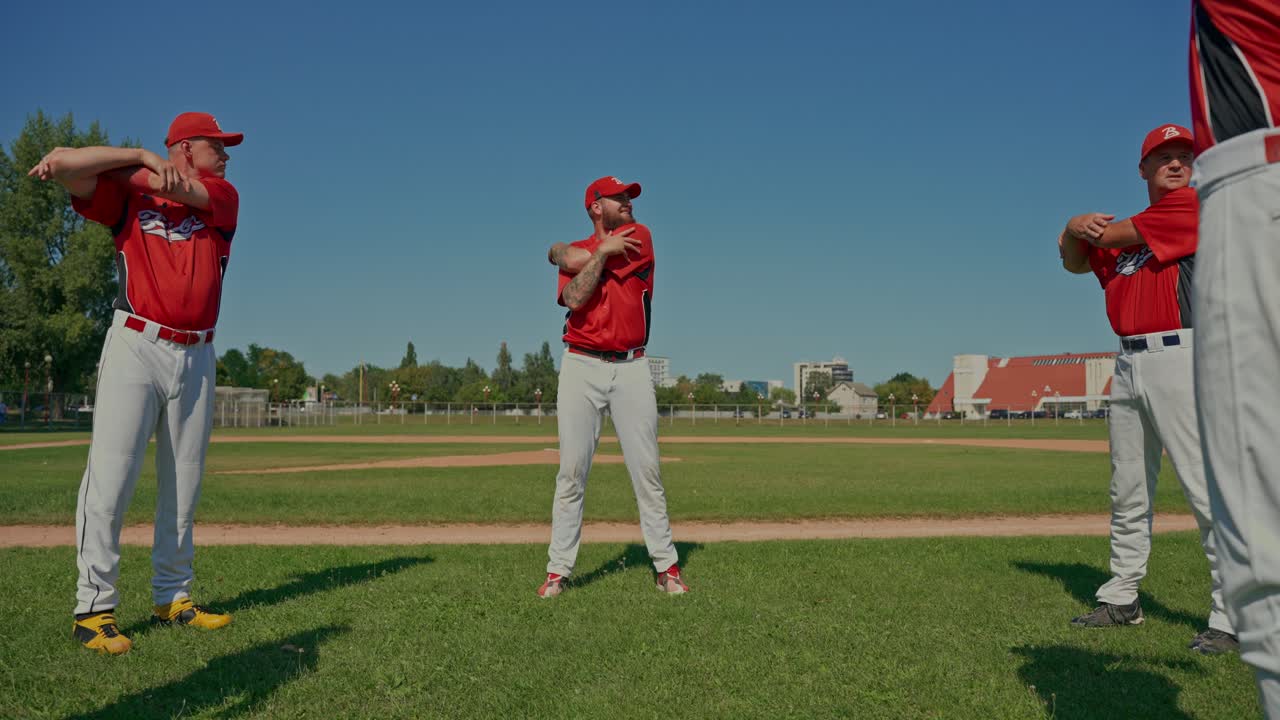 Squadra di baseball che fa stretching sul campo