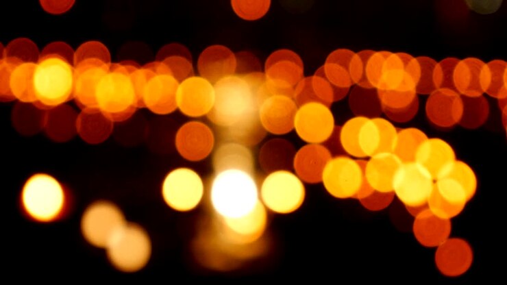 Lampada a olio con luci colorate e cerchi bokeh nell'oscurità