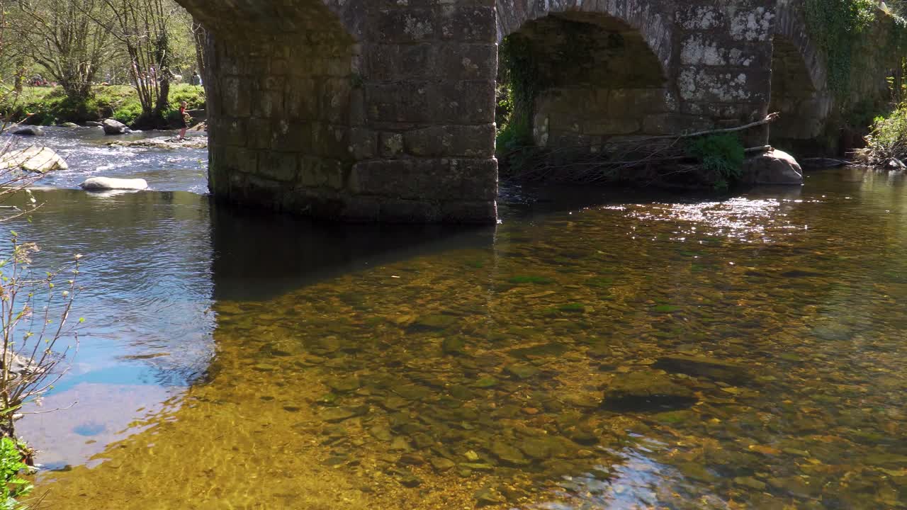 viejo puente romano en el campo de inglaterra, devon, viejo puente en el parque nacional en dartmoor, 4k 30fps