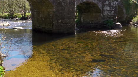 Viejo-Puente-Romano-En-El-Campo-De-Inglaterra,-Devon,-Viejo-Puente-En-El-Parque-Nacional-En-Dartmoor,-4k-30fps