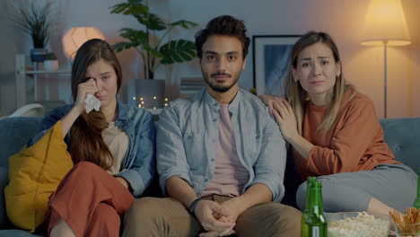 amigos viendo una película triste
