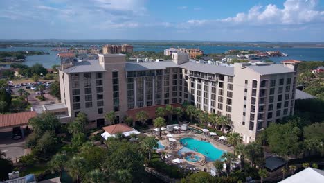 Imágenes-Aéreas-De-Un-Dron-Dji-Capturan-Un-Elegante-Hotel-Con-Piscina-Con-Vista-Al-Lago-Vecino-Lbj-En-Lo-Profundo-De-La-Región-Montañosa-De-Texas