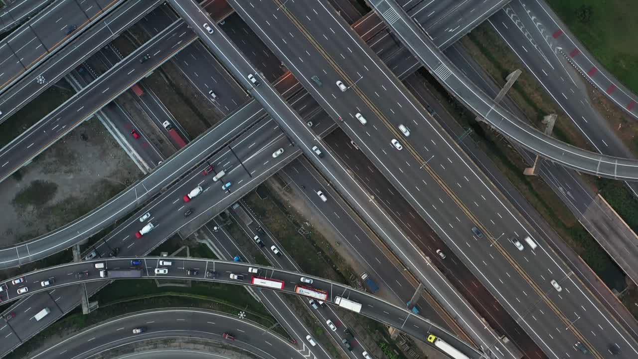 태국 방 시의 복잡한 도로와 고속도로 교차로의 높은 각도 위로 내려다보는 모습. 드론으로 찍은 사진은 교통 또는 추상적인 개념을 위해 사용할 수 있습니다.