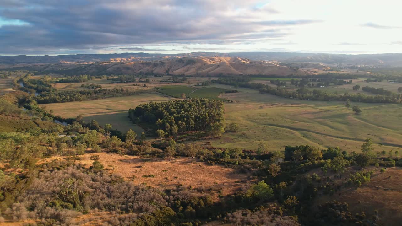 volando desde el río goulburn y las colinas iluminadas por la mañana alrededor de thornton, victoria, australia
