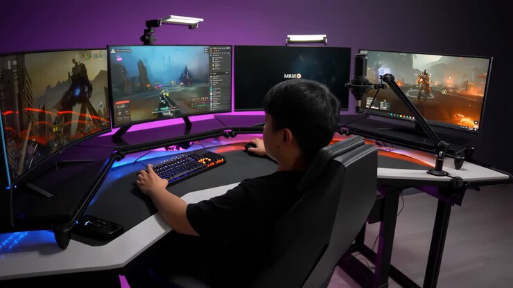 Persona che gioca ai videogiochi su una complessa postazione da gaming per PC multi-monitor