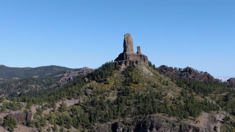 drone volando lentamente alrededor de roque nublo, una roca volcánica en la caldera de tejeda, gran canaria, islas canarias, españa