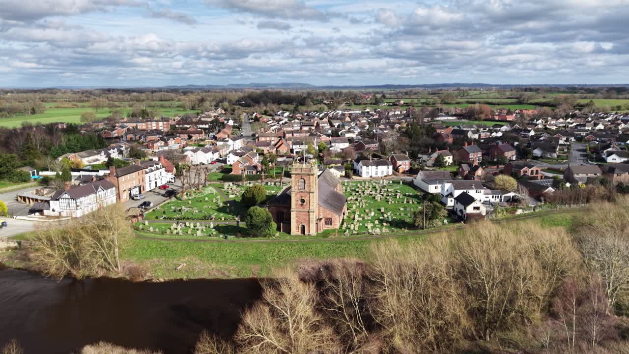 Piękny kościół św. Dunawda w odwrotnym ujęciu dronem w słoneczne wiosenne popołudnie, wieś Bangor-on-Dee, Północna Walia, Wielka Brytania w HDR.