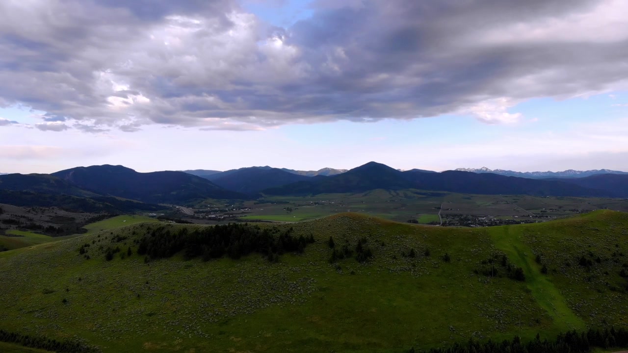 Pilotare un drone in campagna.