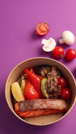 salmón a la parrilla con verduras asadas