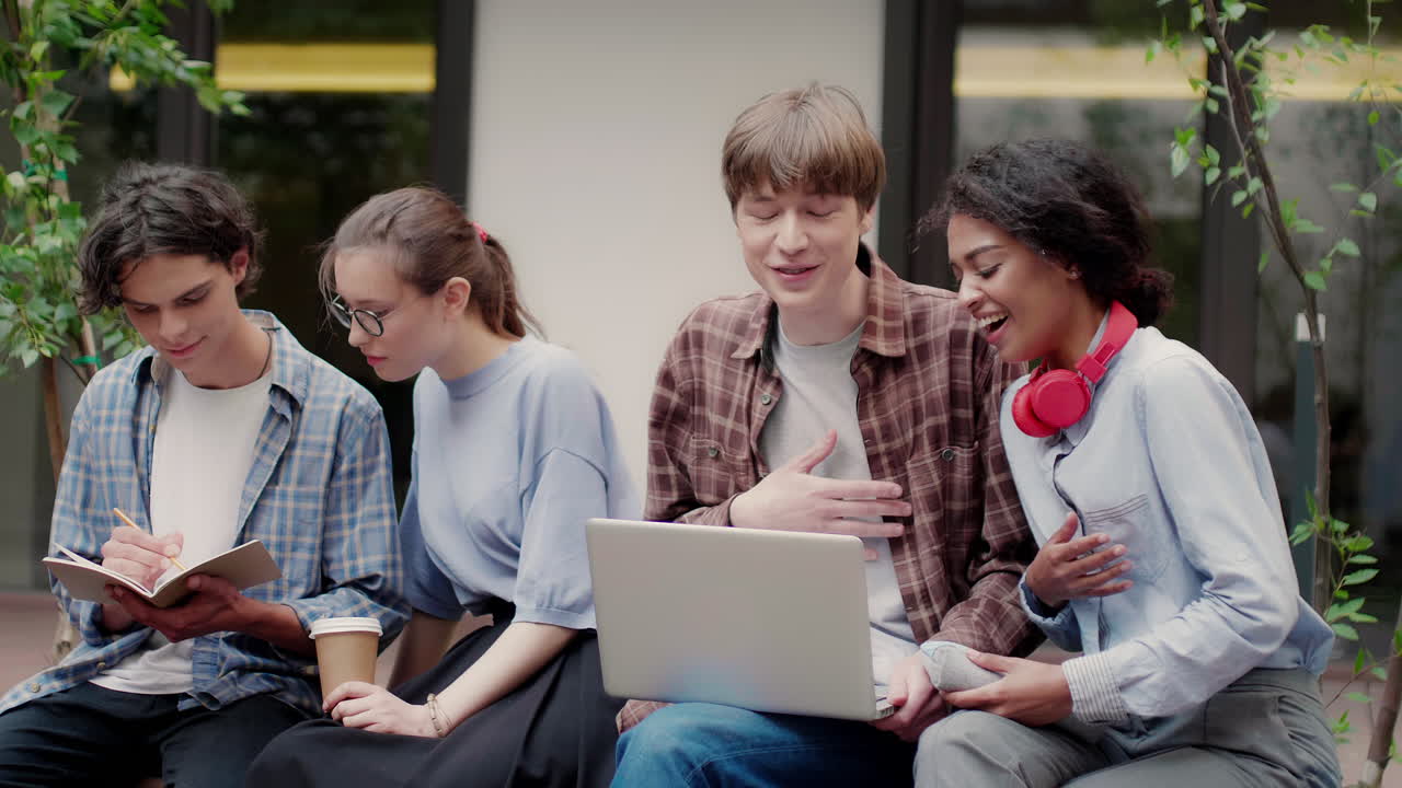 대학 캠퍼스의 다민족 친구들.