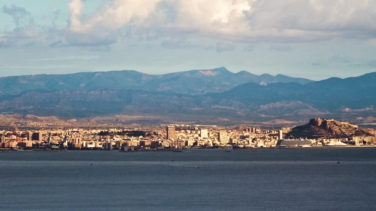 물 건너편 마을의 풍경 - 전경에 비행기와 보트