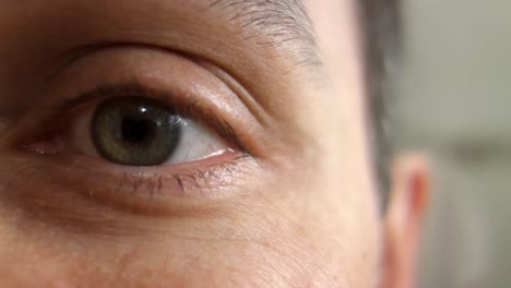 vista de cerca de expresión de felicidad de ojo humano verde