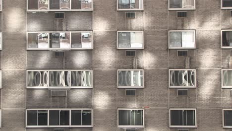 las sombras de la luz del sol y las ventanas crean un fondo urbano interesante