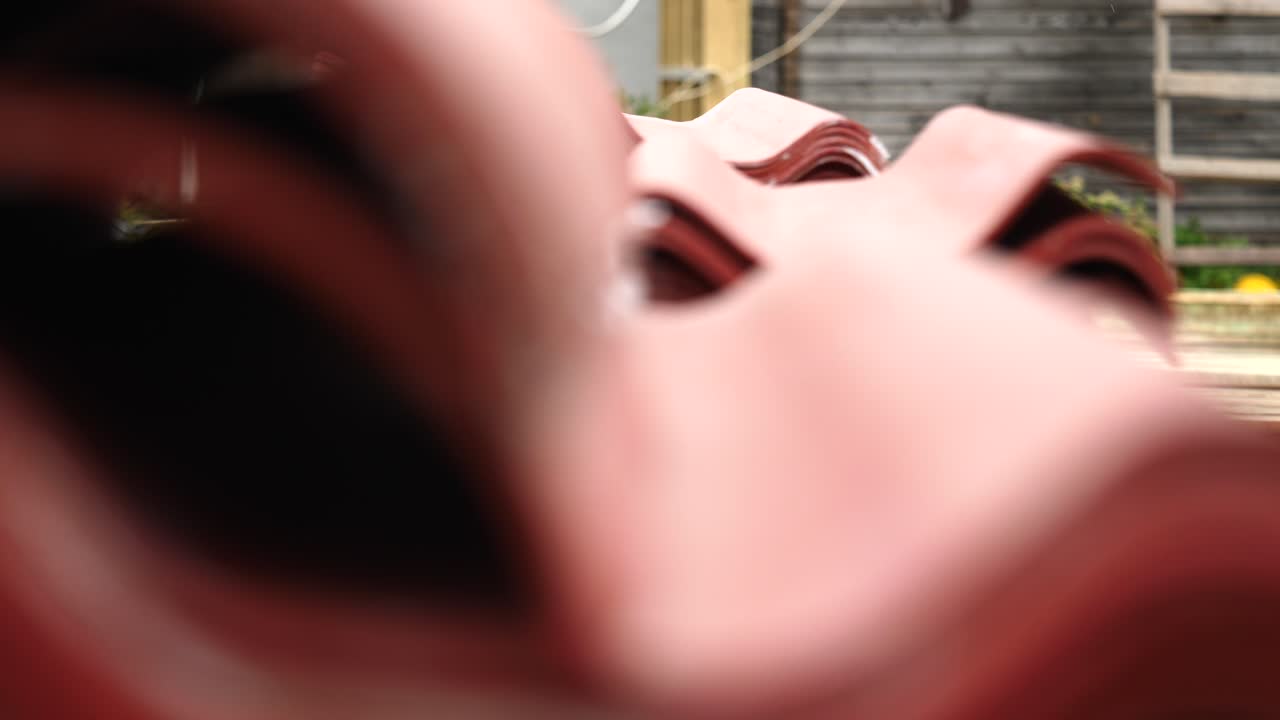 azulejos de techo rojos apilados