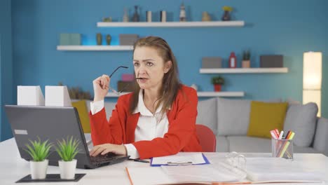 Home-Office-Mitarbeiterin-Konzentrierte-Sich-Auf-Das-Denken.