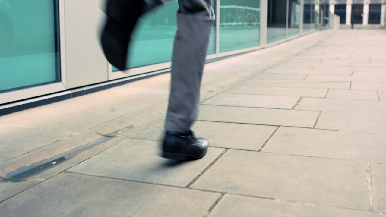 deja que el ritmo mueva tus pies