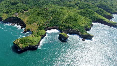 vista aérea de la costa del promontorio verde tropical, kesirat, yogyakarta, indonesia