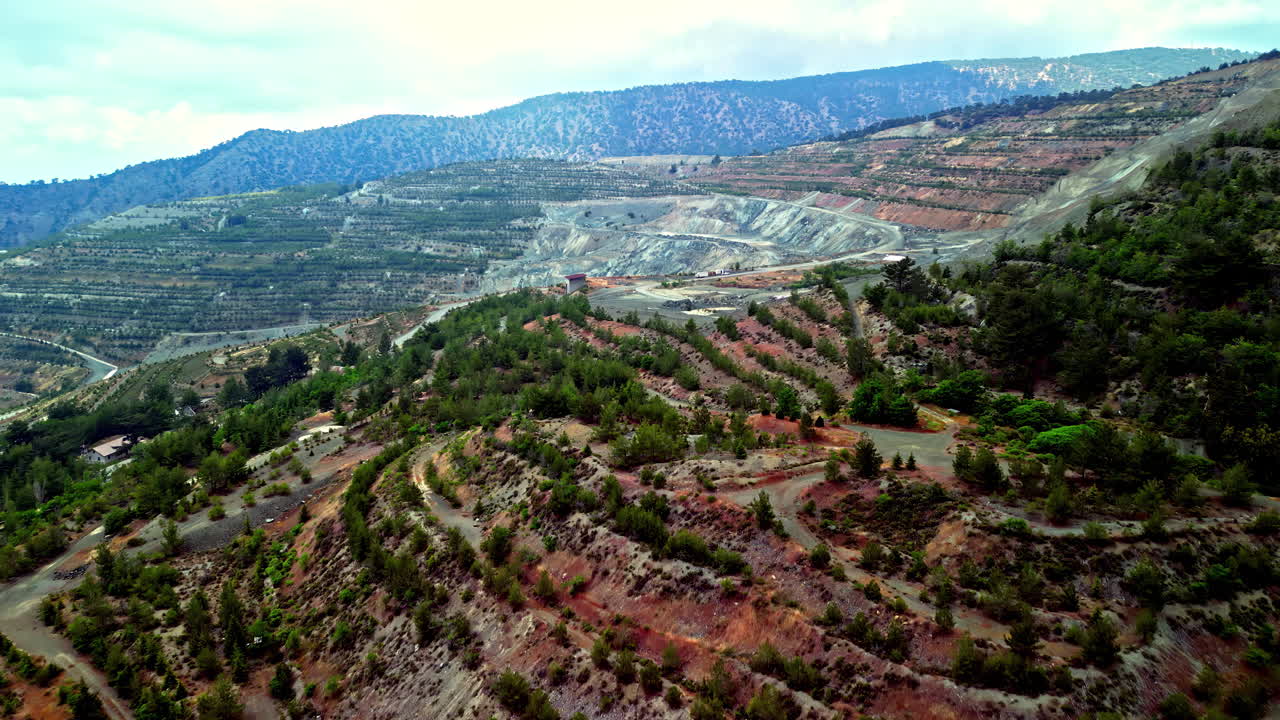 vista desde un avión no tripulado de la mina de amianto de amiandos en chipre rodeada de una formación de arena rocosa