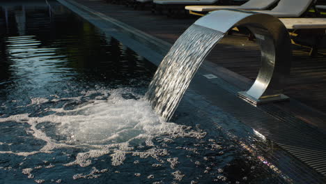 fonte de água na piscina