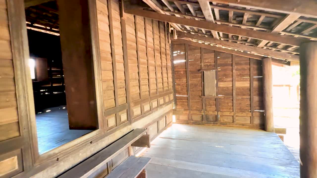 interior de madera iluminado por el sol de una casa tradicional tailandesa