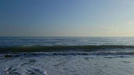 Tiro-Estático-Tranquilo-De-Las-Olas-De-La-Playa