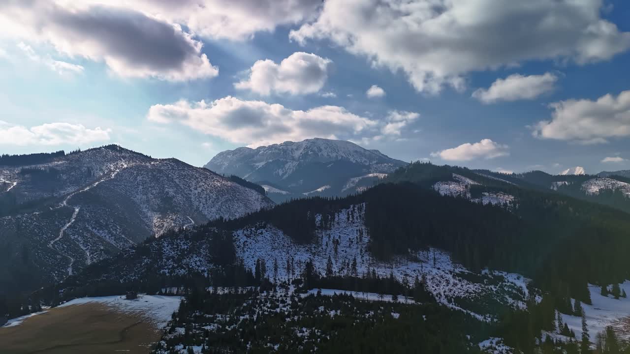 Siwa Polana i Chochołowska-dalen, Vestlige Tatra-bjerge, Polen, viser sneklædte alpine højdedrag, nåleskove og dramatisk vinterlandskab i en panoramisk luftbåren hyperlapse-visning