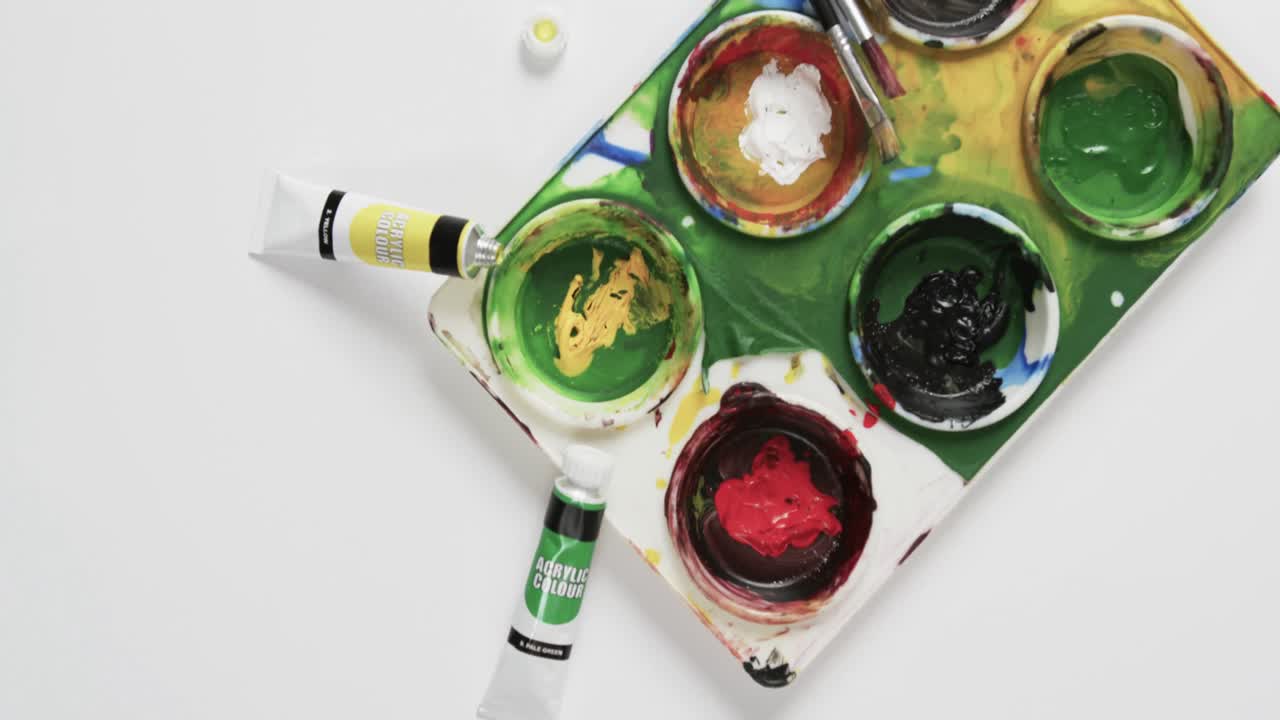 백색 배경 에 있는 페인트 와 브러시 의 상상, 복사 공간, 슬로우 모션