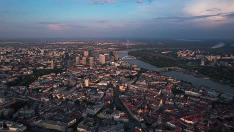 Toma-Aérea-Del-Centro-De-Bratislava-Durante-La-Puesta-De-Sol