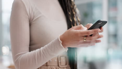 mujer de negocios, manos y teléfono mecanografiando