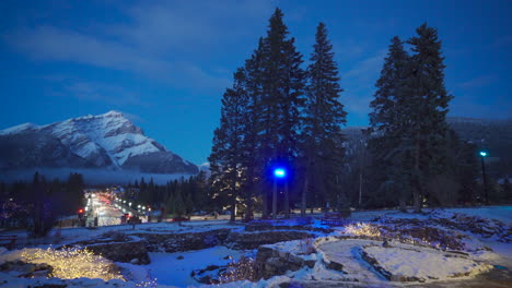 Escena-De-Invierno-En-Las-Montañas-De-Banff,-Alberta,-Canadá,-Durante-La-Noche-En-Hora-Azul