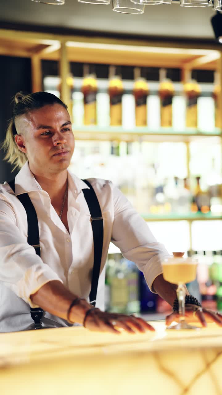 Professioneller Barkeeper präsentiert einen Craft-Cocktail an einer eleganten Bar