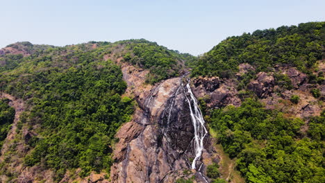 Cascada-Que-Cae-En-Cascada-Por-Un-Acantilado-Rocoso-En-India---Toma-Aérea-De-Drones