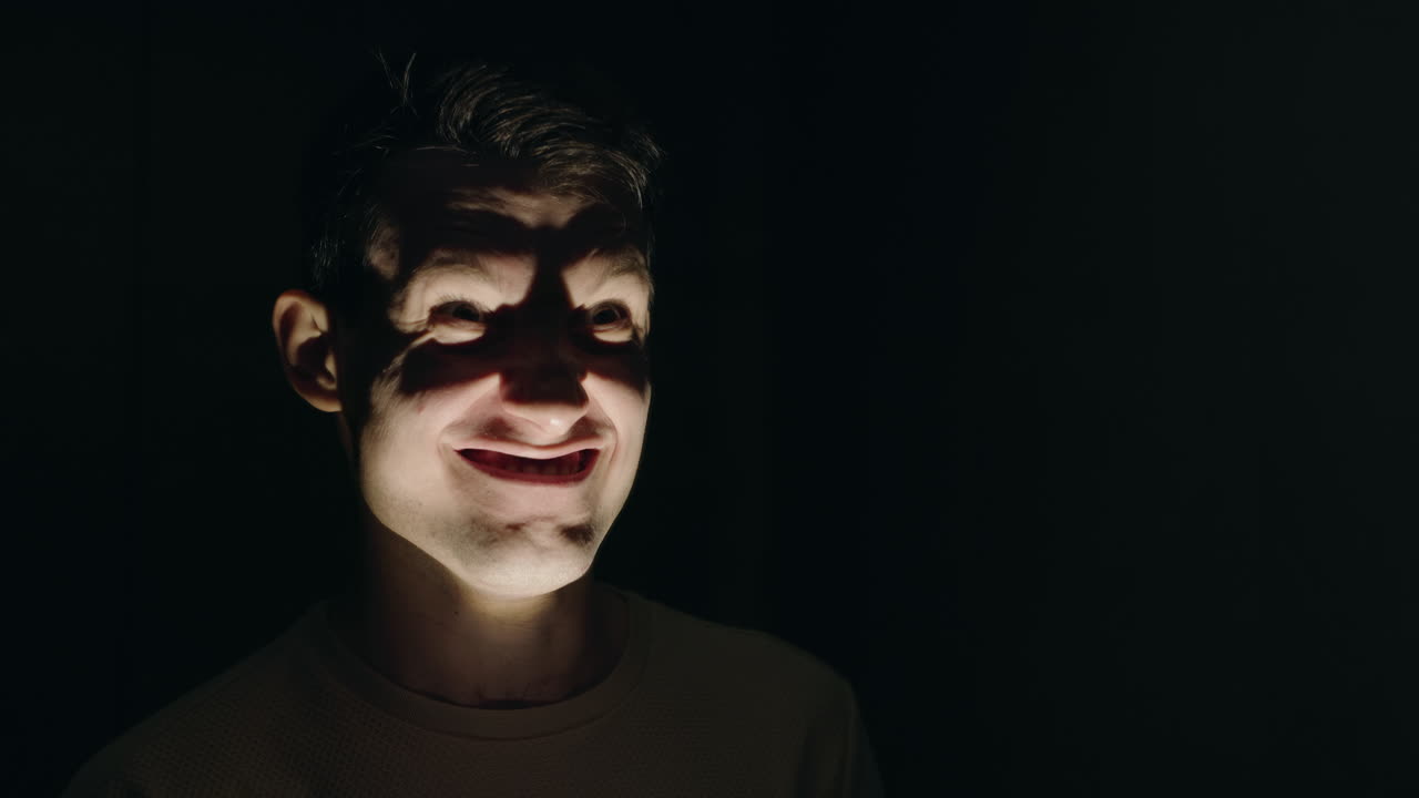 hombre con una expresión sorprendida en un retrato de estudio