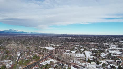 ferne drohnen-luftaufnahme der skyline von denver, colorado an einem sonnigen tag