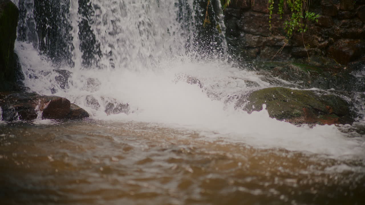 agua dulce corriendo en el río y la cascada